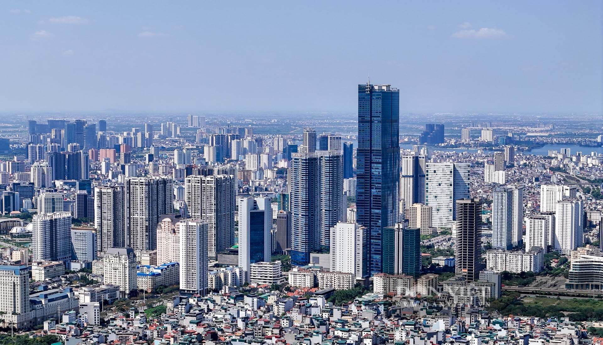 Nhìn từ trên cao, Hà Nội nắng vàng rực rỡ, thấy cả núi non xung quanh