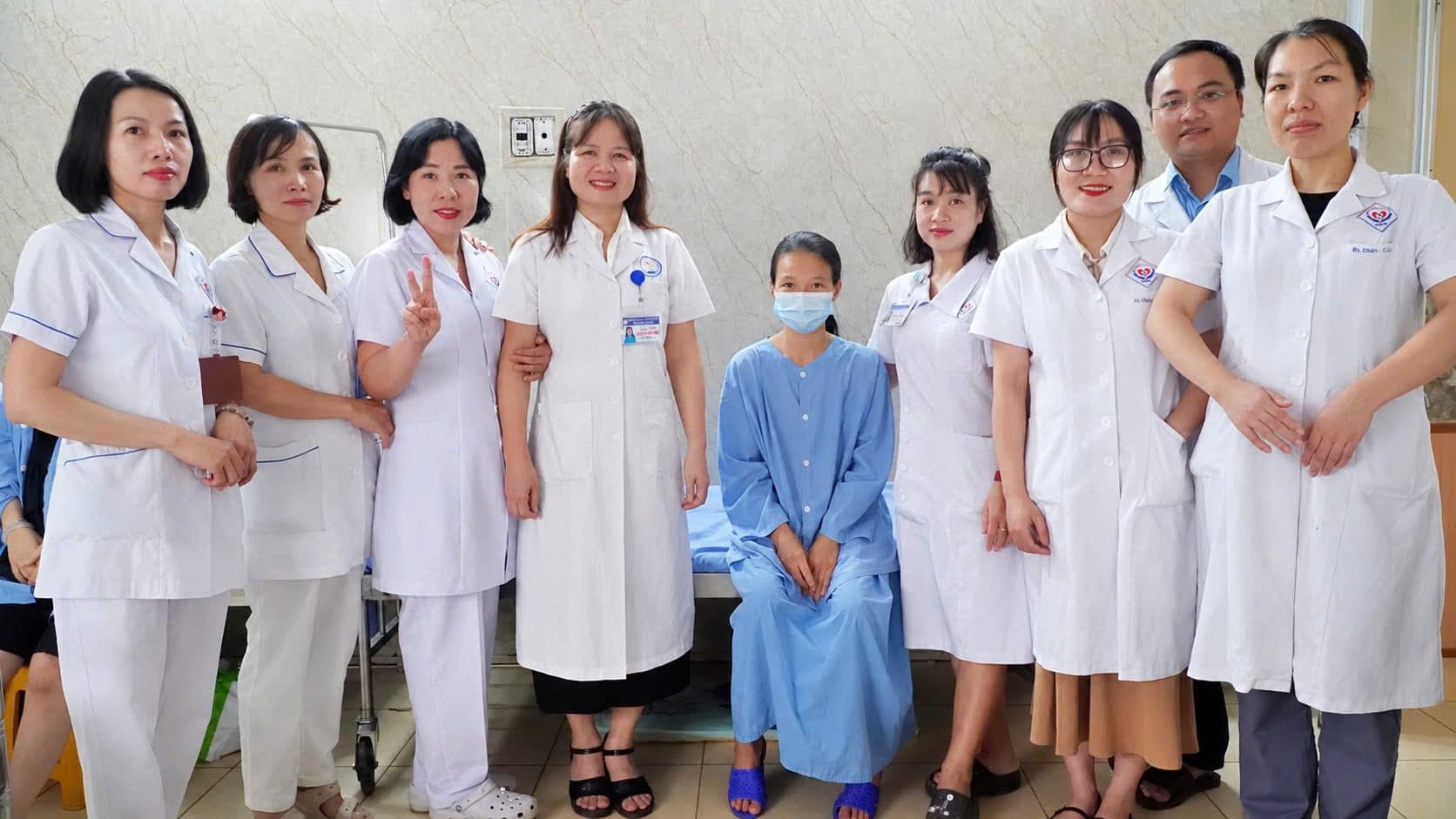 Successful emergency treatment for a woman who gave birth prematurely at 27 weeks and suffered hemorrhagic shock after a fall from her baby.