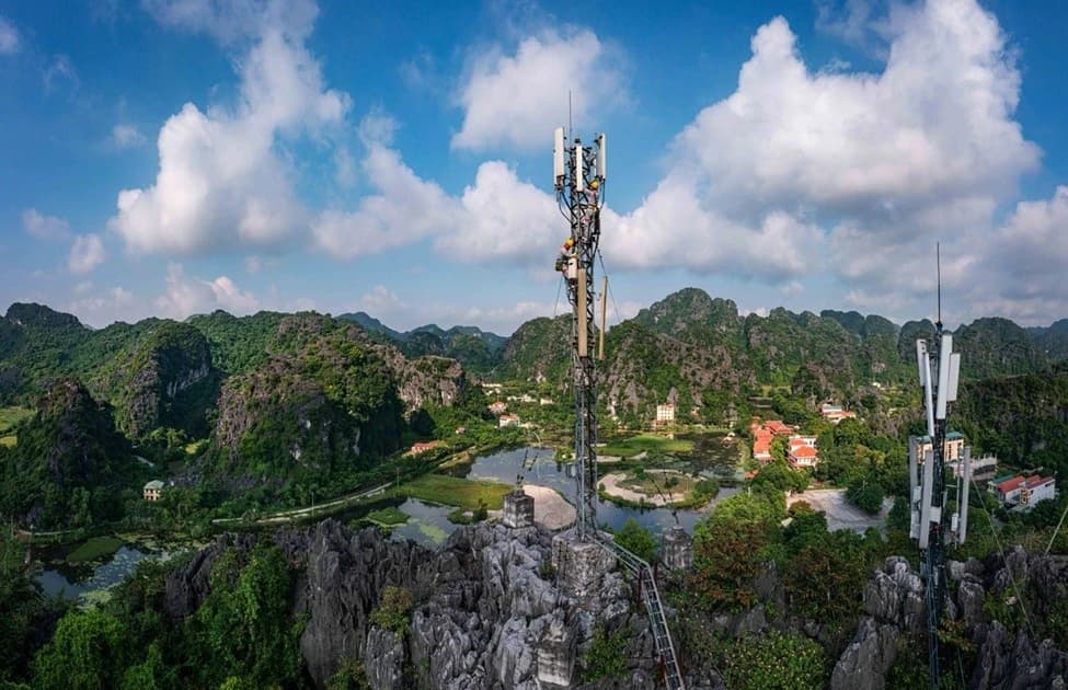 Lên núi xóa "lõm sóng," mở cánh cửa Internet cho trẻ em vùng cao