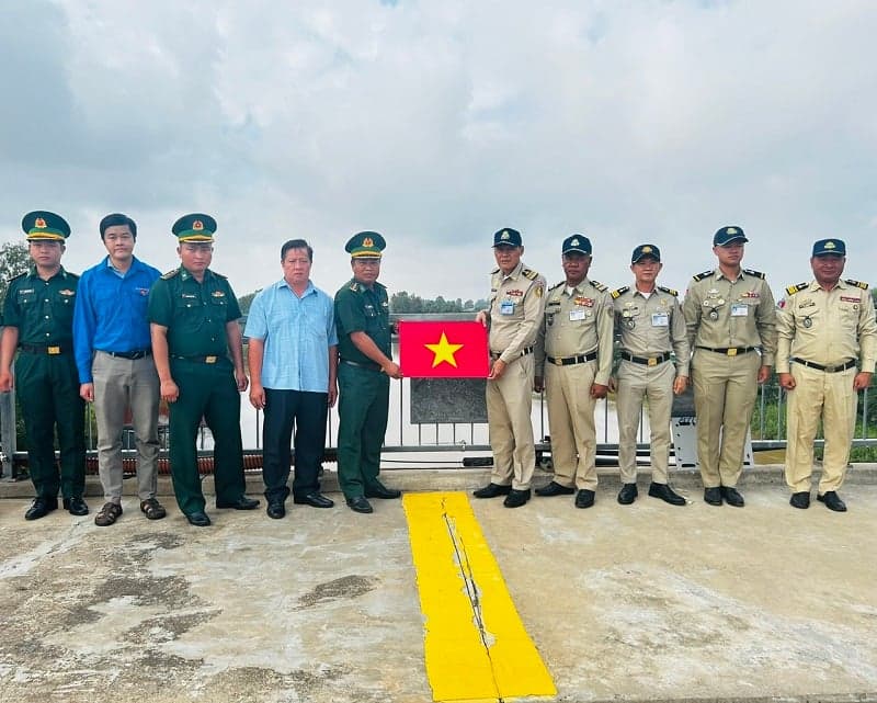 Chỉnh trang hệ thống cờ tại cầu Long Bình phục vụ Lễ công bố khai trương cặp cửa khẩu quốc tế đường bộ Khánh Bình - Chrey Thom