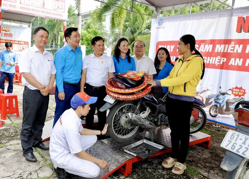 Trao 500 bộ săm, lốp xe máy tặng đoàn viên Công đoàn