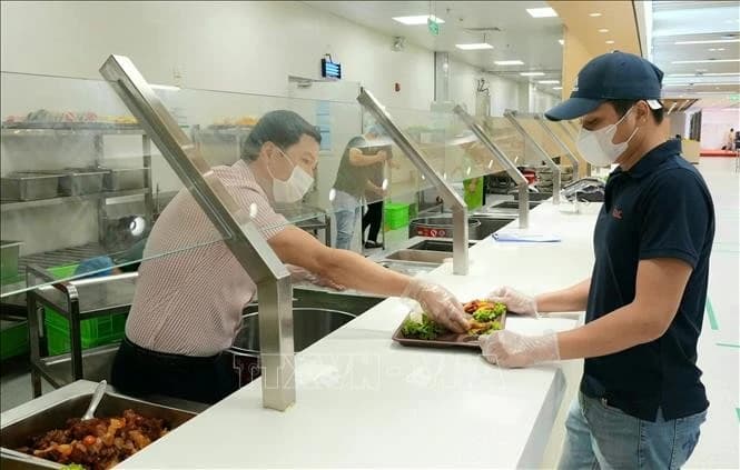 Thu nhập người lao động tăng, áp lực chi phí sinh hoạt vẫn hiện hữu