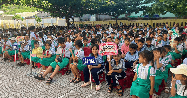 Công an đặc khu Phú Quý tăng cường tuyên truyền pháp luật tại các cơ sở giáo dục trên địa bàn