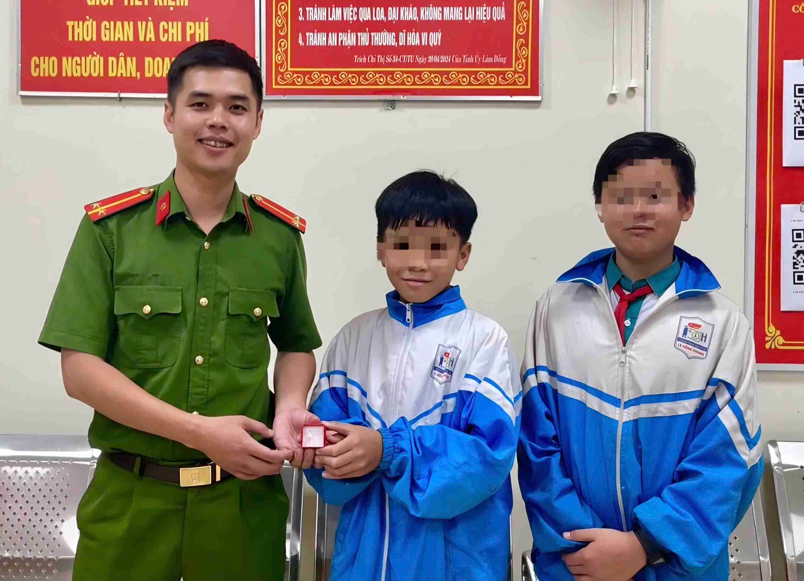 Nhặt được nhẫn bạc, hai học sinh nhờ công an tìm người đánh rơi