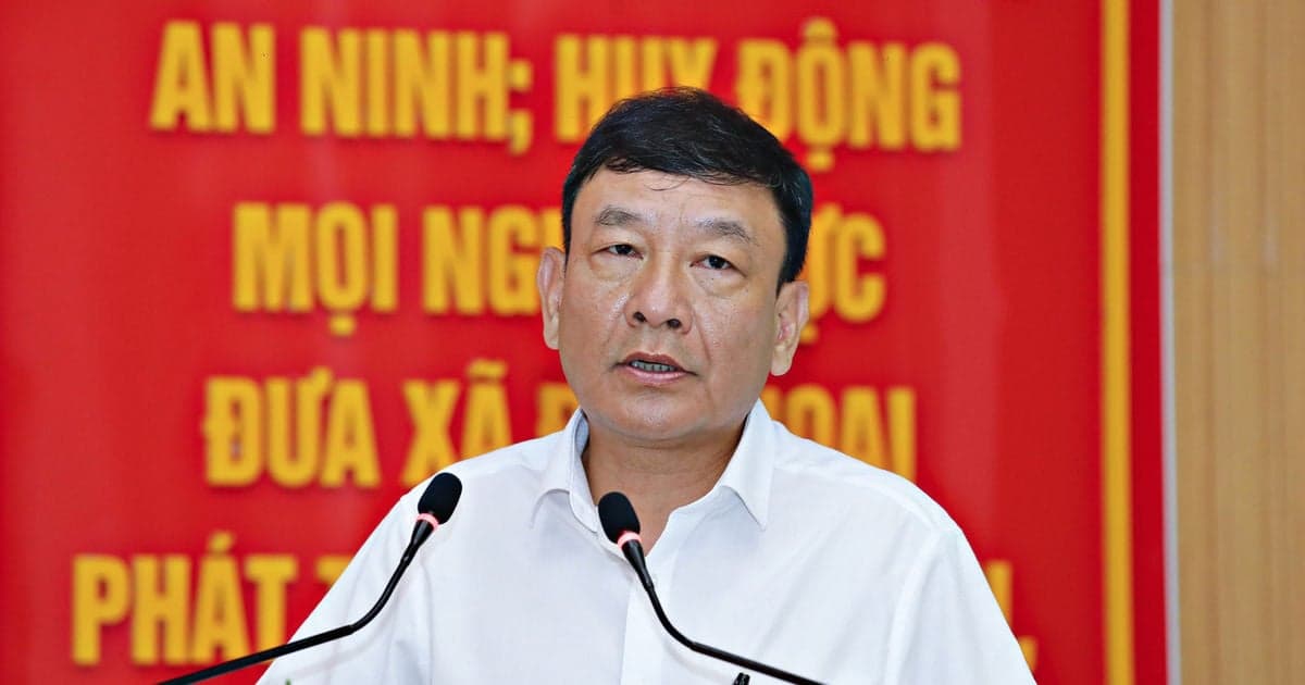 Deputy Secretary of the Lam Dong Provincial Party Committee Bui Thang met with voters in the Da Huoai area.