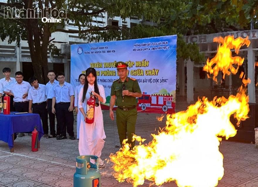 Trang bị kỹ năng phòng cháy, chữa cháy cho học sinh Trường THPT Nguyễn Trãi - Ninh Hòa