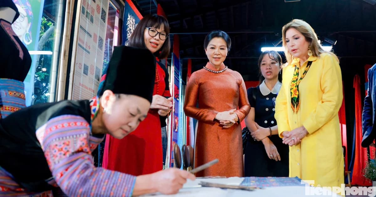 Phu nhân Tổng Bí thư, Chủ tịch nước Tô Lâm và Phu nhân Tổng thống Panama tìm hiểu trang phục dân tộc thiểu số
