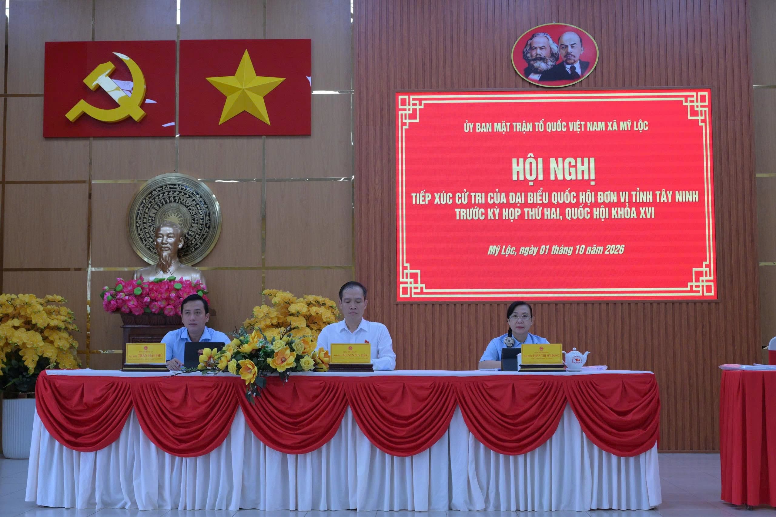 Cử tri xã Mỹ Lộc quan tâm vấn đề ổn định giá cả thị trường, bảo đảm đời sống