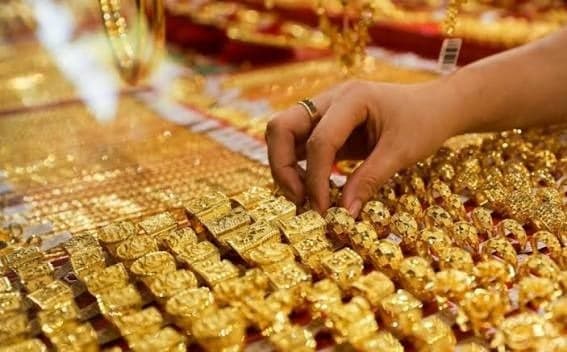 Cập nhật giá vàng hôm nay 02/10: Vàng SJC tiếp tục giảm