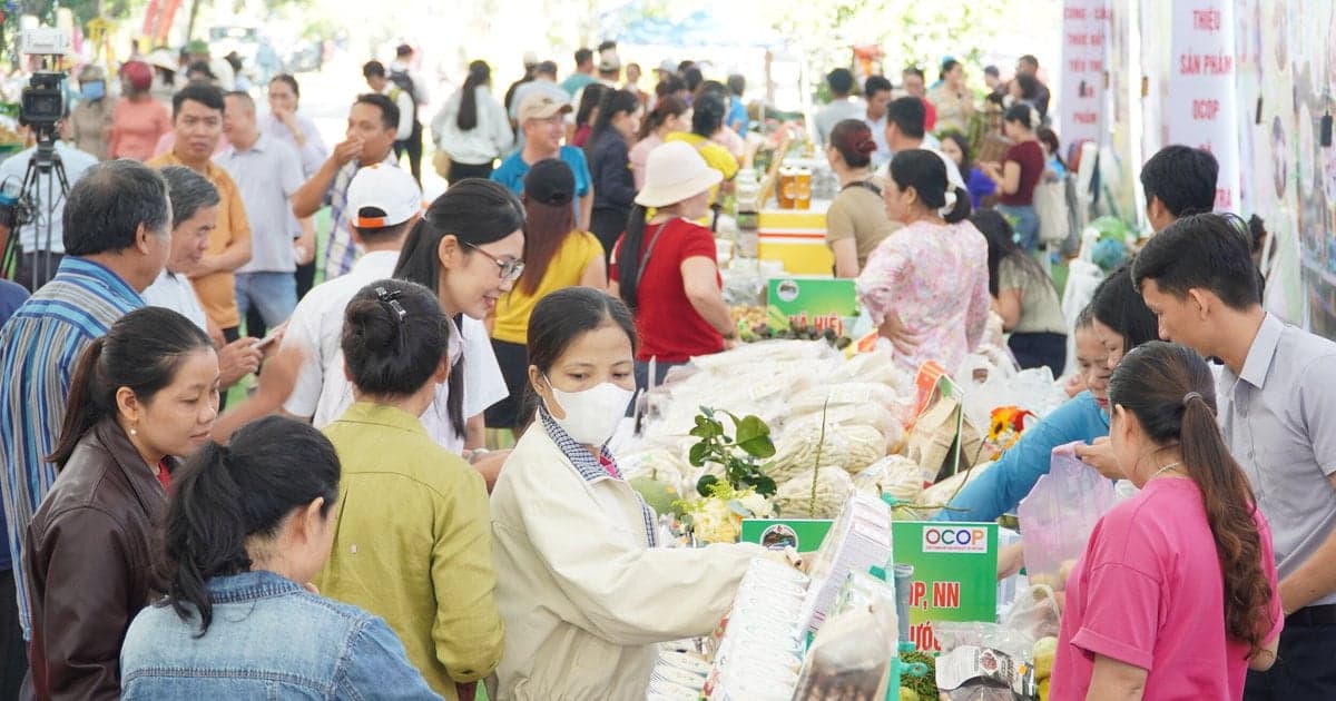 Phuoc Tra commune inaugurates a market connecting and promoting the consumption of OCOP products.