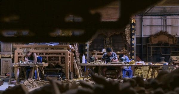 The finest carpentry skills of Son Dong thrive alongside the cultural industry of the capital city.
