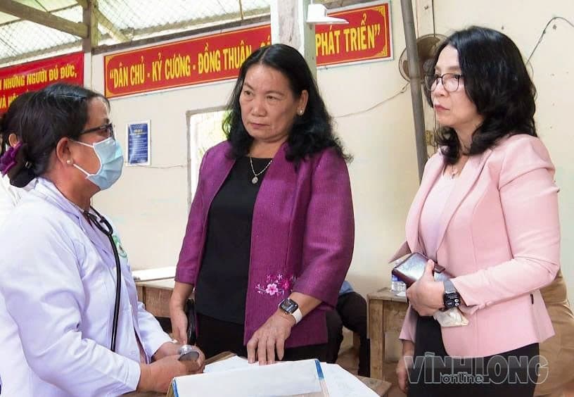 Phó Chủ tịch UBND tỉnh Nguyễn Thị Bé Mười kiểm tra công tác khám sức khỏe cho người dân