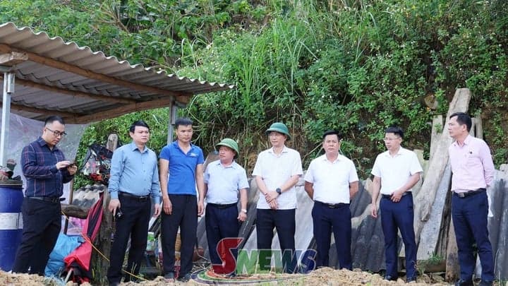 Đồng chí Phó Chủ tịch UBND tỉnh kiểm tra công tác xóa nhà tạm tại xã Tạ Khoa