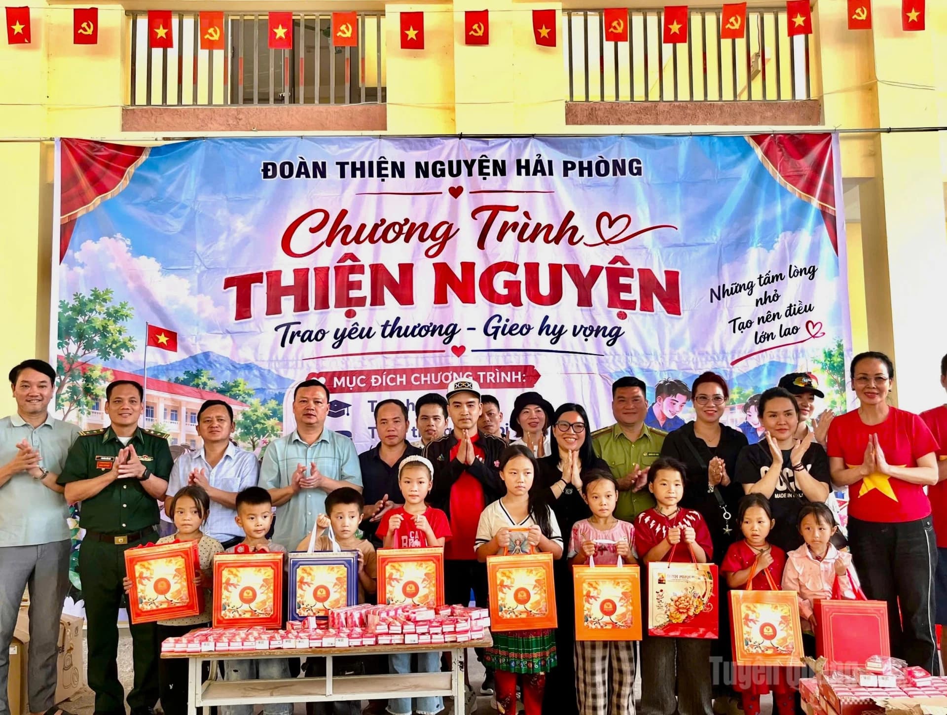 Trao tặng trên 400 triệu đồng hỗ trợ Trường PTDT bán trú Tiểu học và THCS Sơn Vĩ