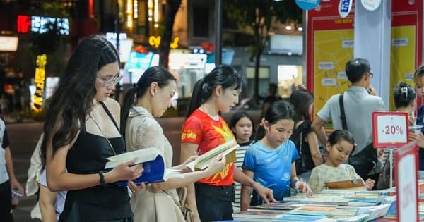 Đông đảo người dân tìm đến Hội sách Hà Nội lần thứ XI
