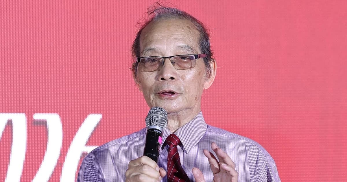 Award presented to 85-year-old poet for a lifetime of service to Hanoi.
