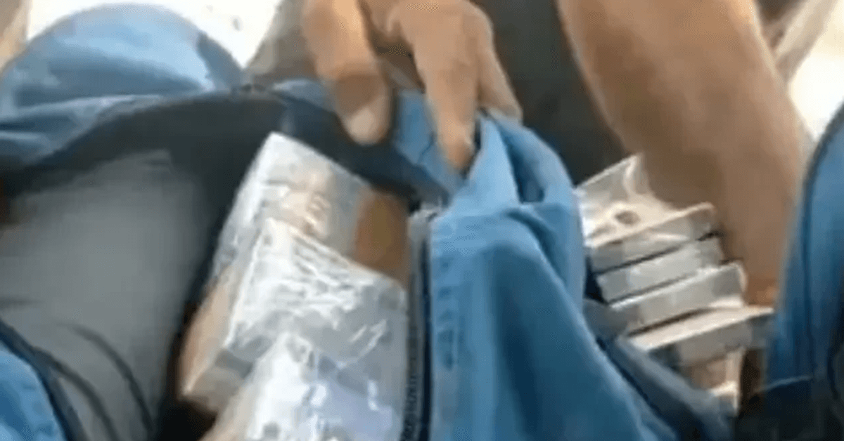 The barber found a bag containing over 3 billion VND.