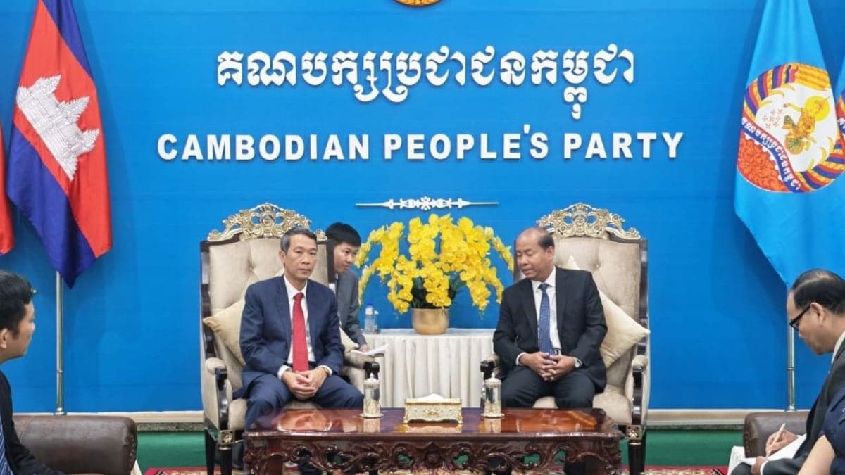 Consul General Nguyen Trung Hieu visits and works at the Central Committee for External Relations of the Cambodian People's Party (CPP).