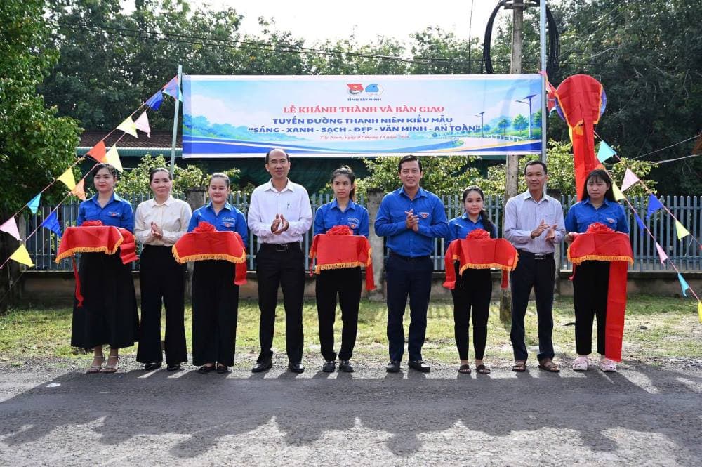 Roads lined with the colors of young people in the border region of Tay Ninh.