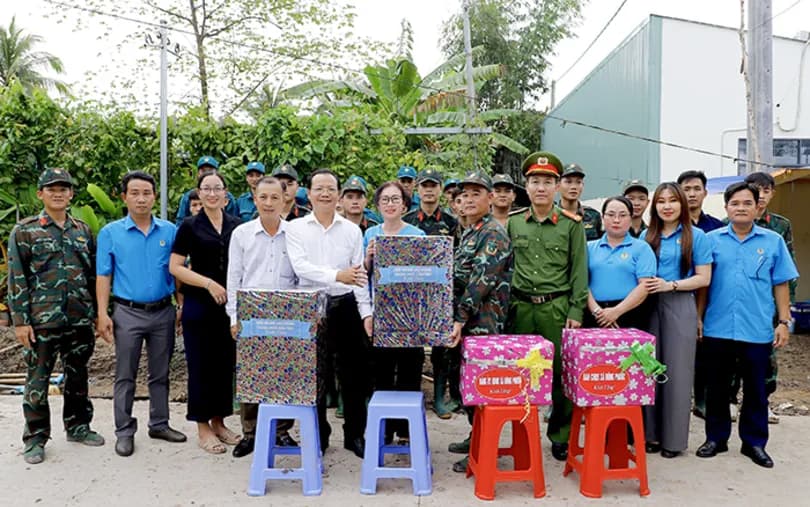 The Can Tho City Federation of Labor Unions visited and encouraged the forces searching for and collecting the remains of fallen soldiers.