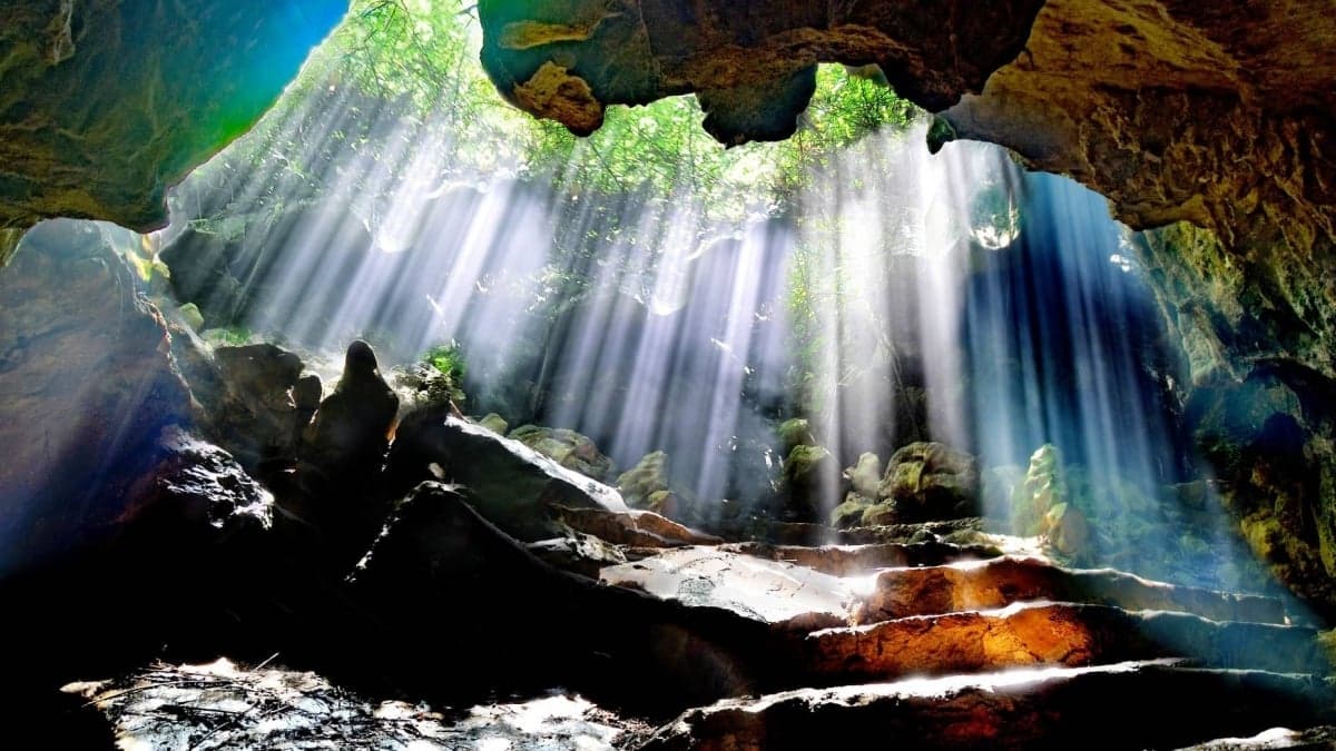 Discover the mysterious beauty of Thien Ha Cave (Ninh Binh).