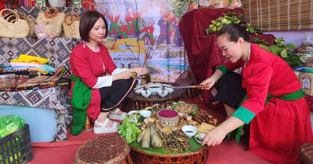 Lần đầu tiên sắc màu văn hóa vùng cao xứ Thanh hội tụ tại Lam Kinh