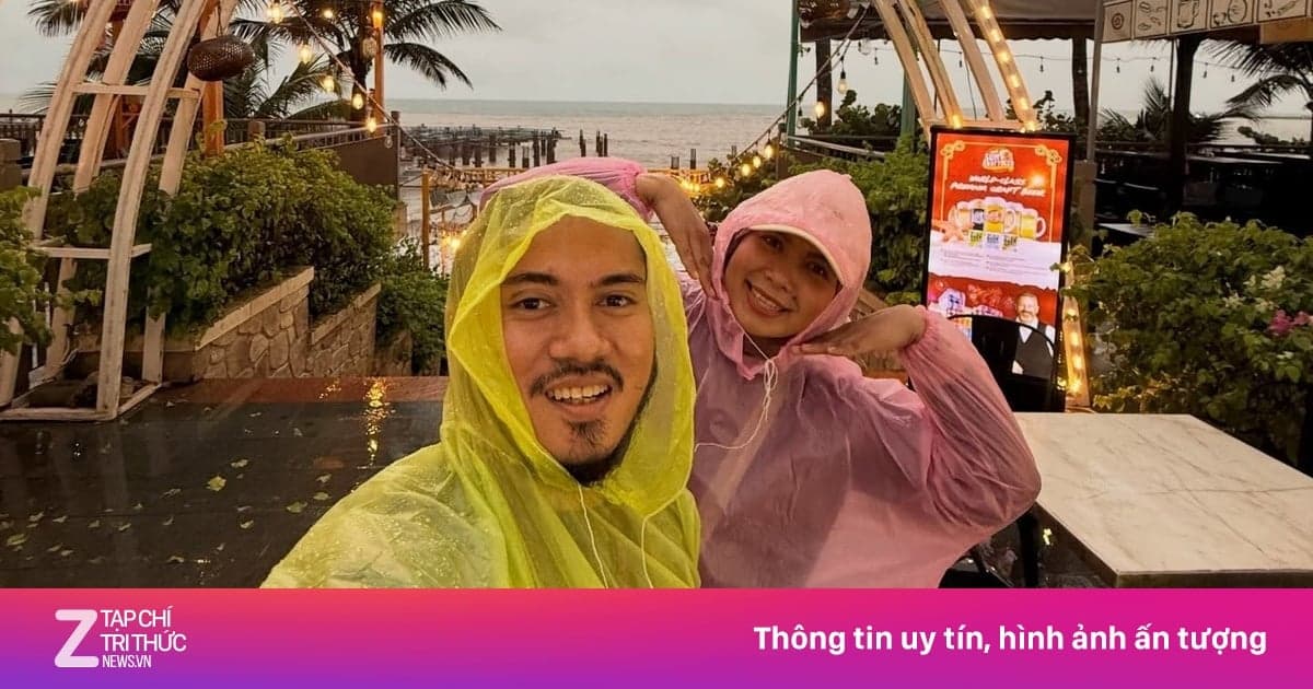 Foreign tourists wear raincoats while traveling in Phu Quoc during the rainy season.