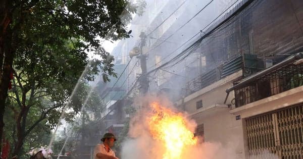 Thanh Xuan Ward conducts fire fighting and rescue drills in residential areas.