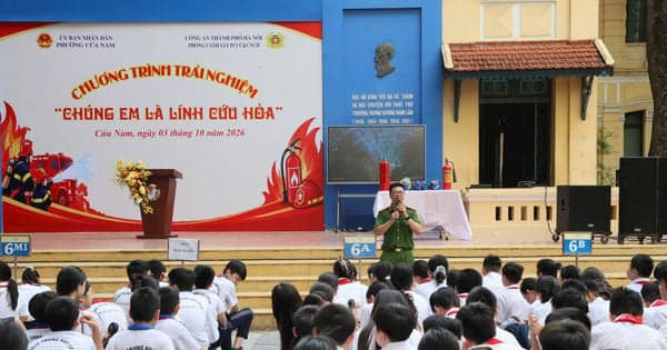 Students in Cua Nam enthusiastically experience fire prevention, firefighting, and rescue skills.