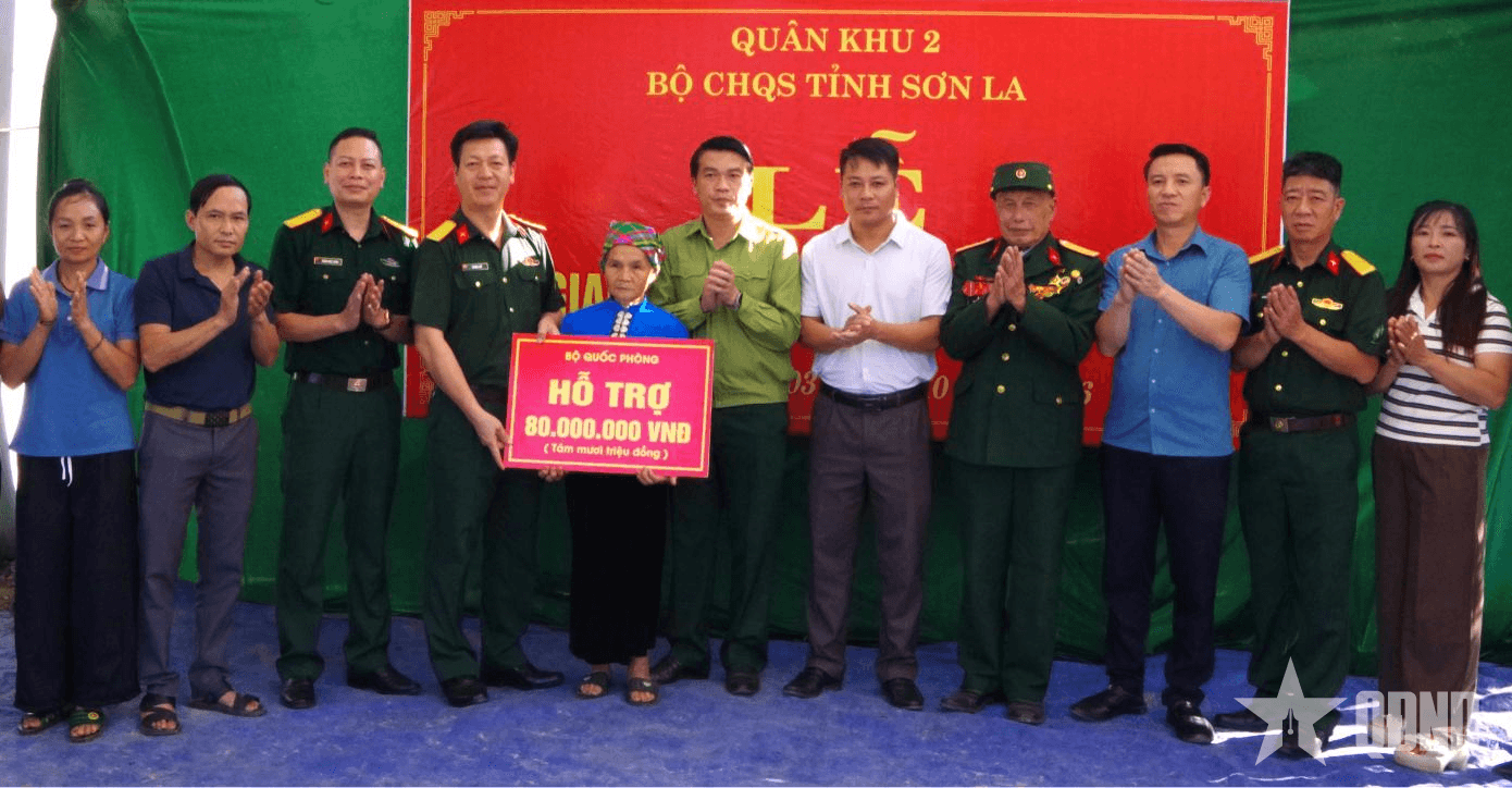 Son La province hands over houses of gratitude to families of fallen soldiers.