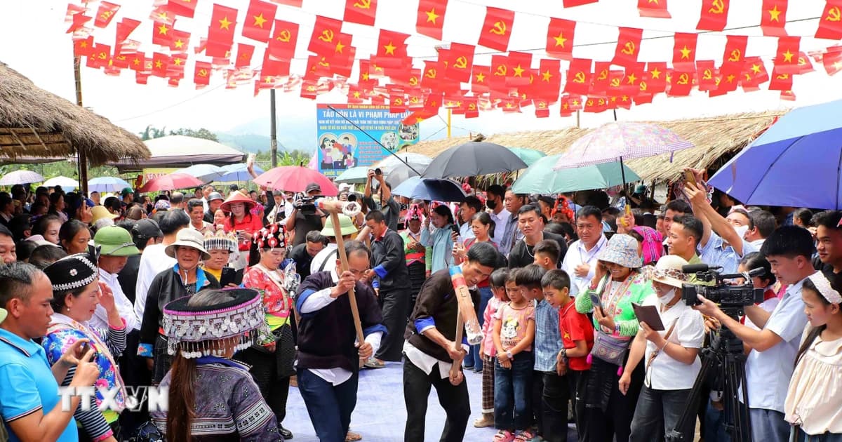 Preserving the cultural heritage of the Hmong people through the rhythm of the flute and the vibrant colors of their brocade fabrics in Dien Bien.