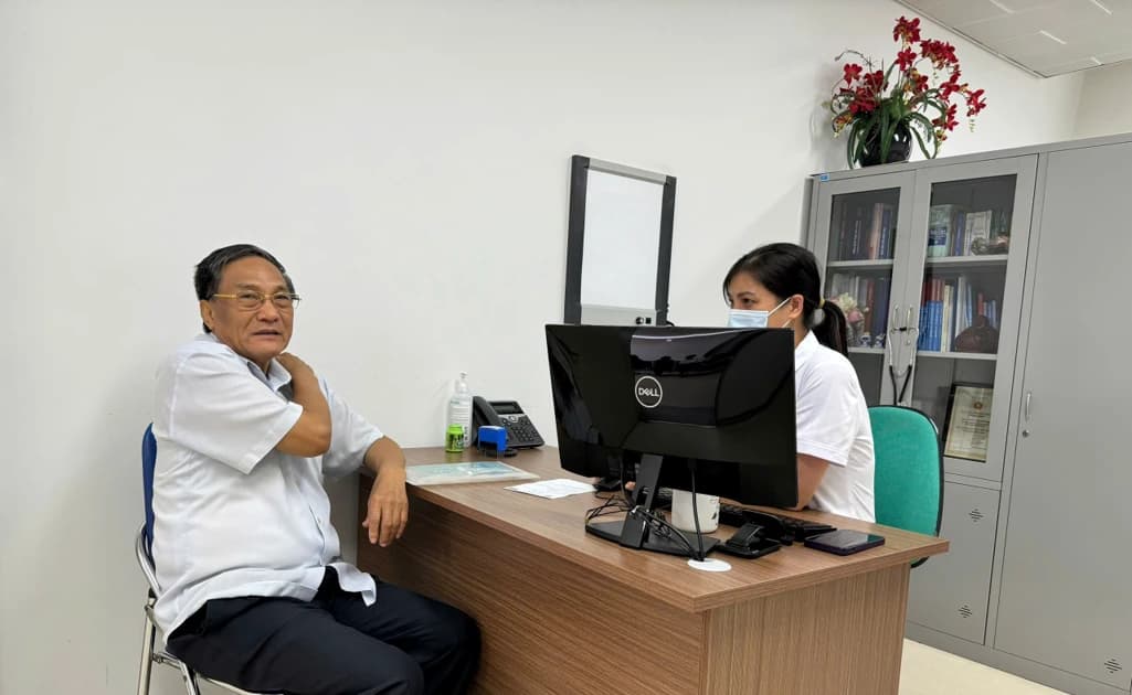 Đau cổ vai gáy kéo dài, đừng tự bẻ vặn khi chưa rõ nguyên nhân