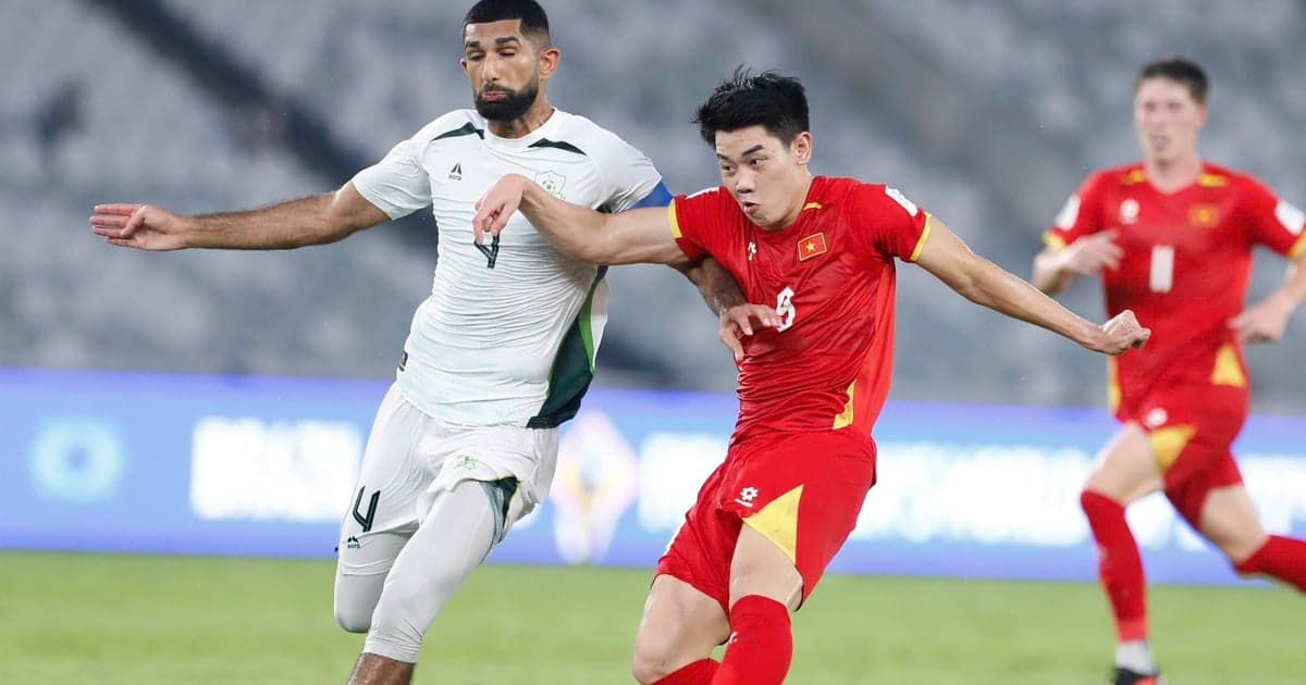 How should the Vietnamese team play against Malaysia?