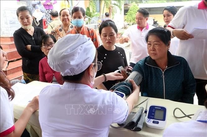 Khám bệnh và phát thuốc miễn phí cho phụ nữ có hoàn cảnh khó khăn