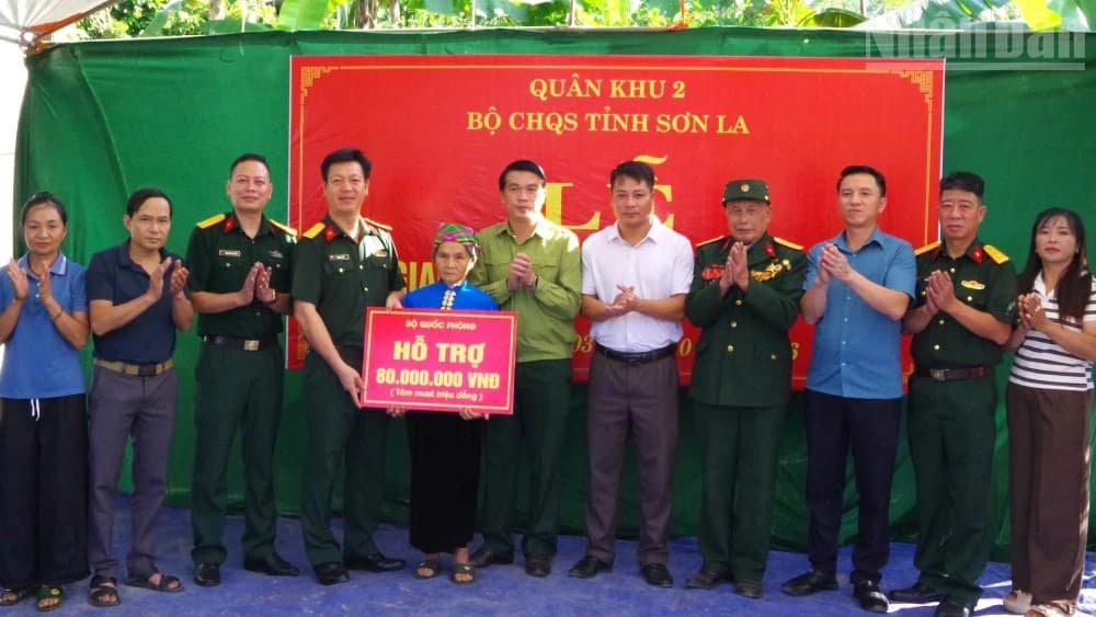 Handing over houses of gratitude to the relatives of martyrs in Son La.