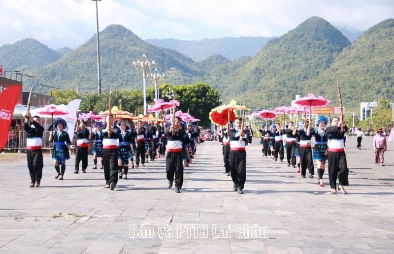 Rực rỡ sắc màu Carnaval trên đường phố Lai Châu