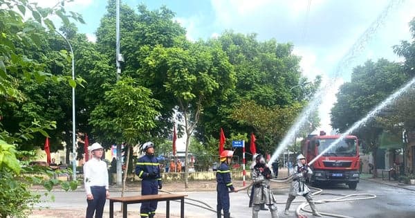 Gia Lam commune conducts fire fighting, rescue, and relief drills in residential areas.