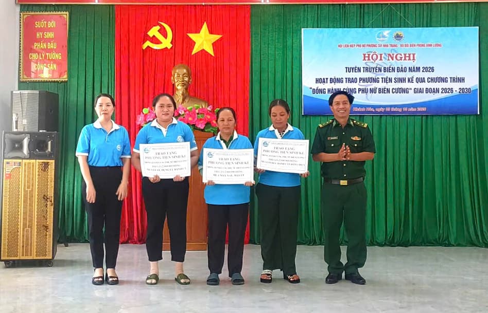 Hội Liên hiệp Phụ nữ phường Tây Nha Trang phối hợp tổ chức chương trình “Đồng hành cùng phụ nữ biên cương”