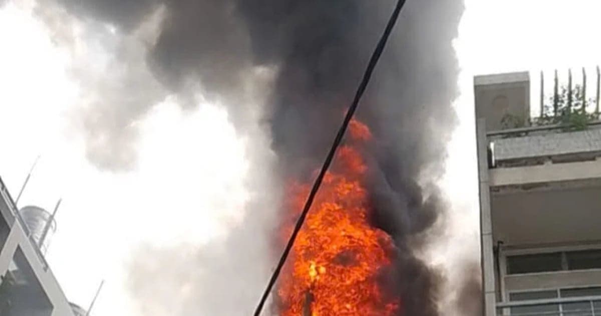 Fire breaks out at an ice shop on Nguyen Chi Thanh Street.
