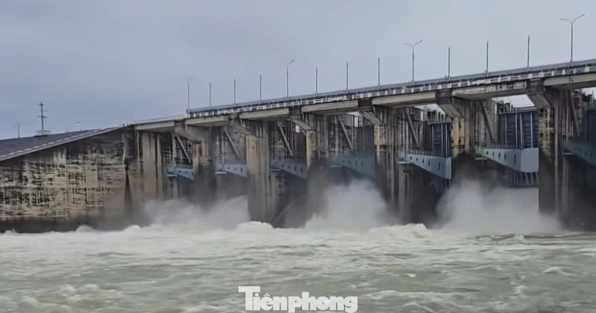 Tri An hydroelectric plant increases spillway discharge, with over 1,700 m³ of water flowing downstream every second.