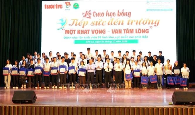 Trao học bổng 'Tiếp sức đến trường' cho tân sinh viên miền núi phía Bắc