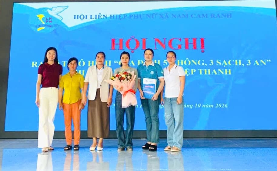 The Women's Union of Nam Cam Ranh commune launched the "5 No's, 3 Cleanliness, 3 Safety" model.