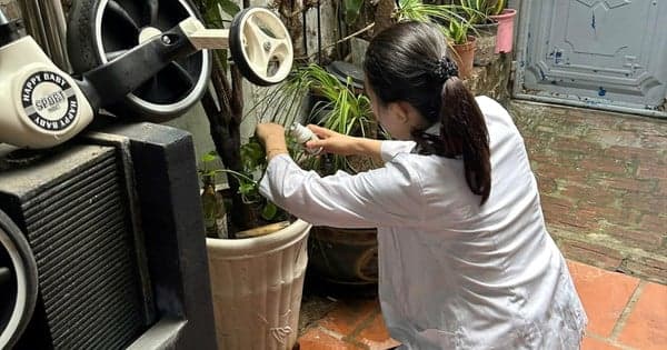 Hoang Liet Ward launches environmental sanitation campaign and mosquito larva eradication to prevent and control dengue fever.