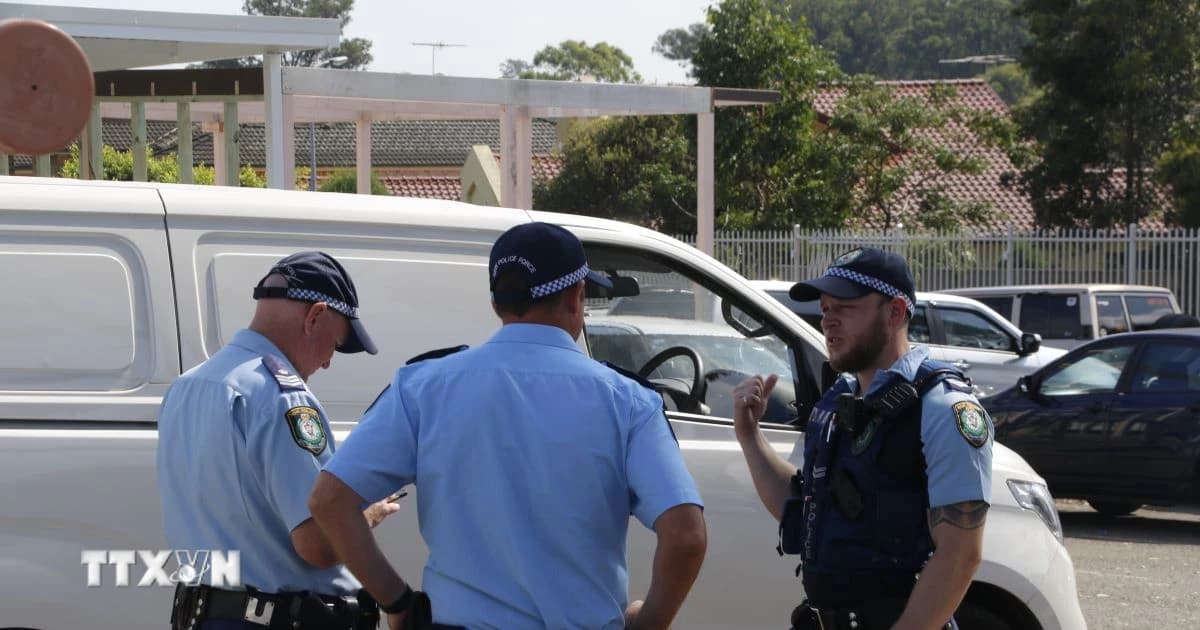 Australia: Car crashes into crowd in Newcastle, 10 casualties.