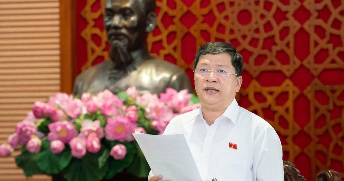 Can officials who retire under Decree 178 continue to pay social insurance contributions?