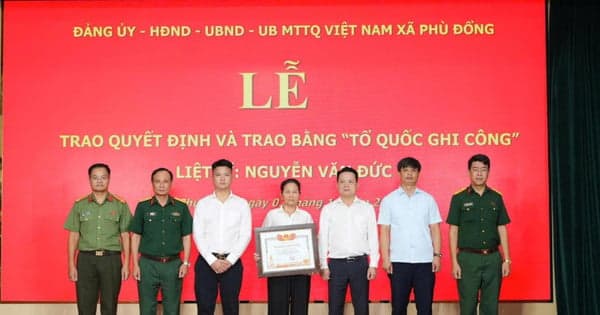 Ceremony to present the "Homeland's Recognition" certificate to martyr Nguyen Van Duc in Phu Dong commune.