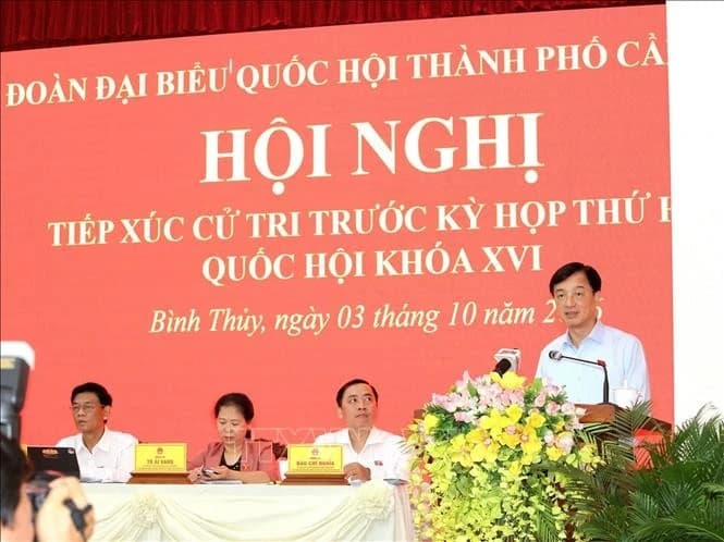 Head of the Central Organizing Committee meets with voters in Can Tho city.