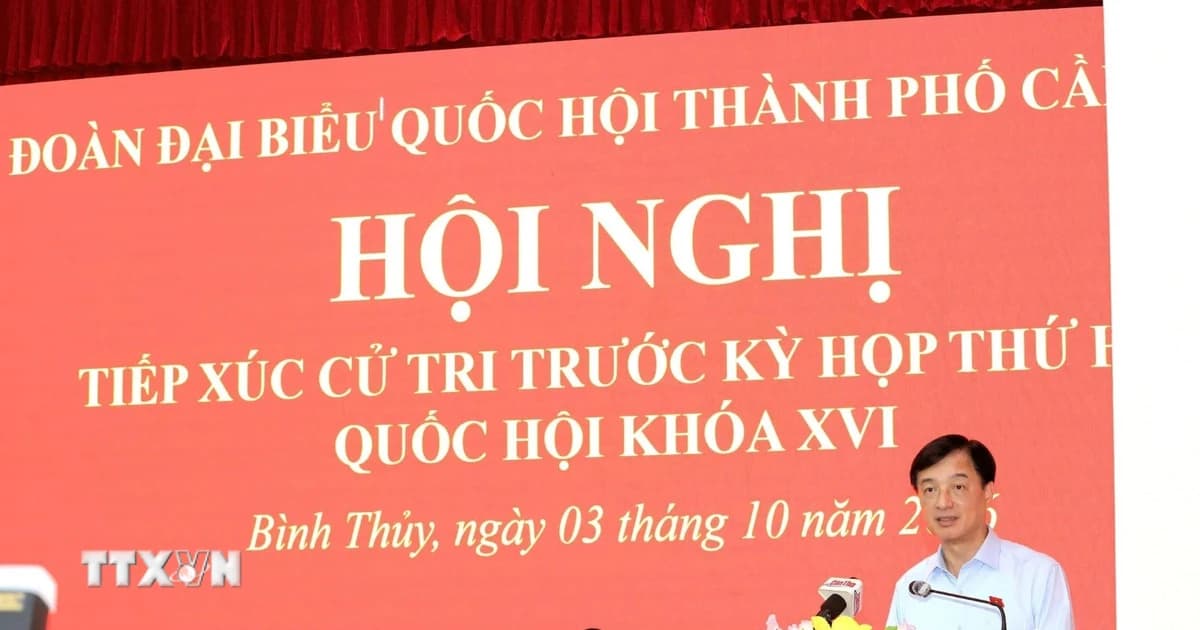 Head of the Central Organizing Committee Nguyen Duy Ngoc meets with voters in Can Tho city.