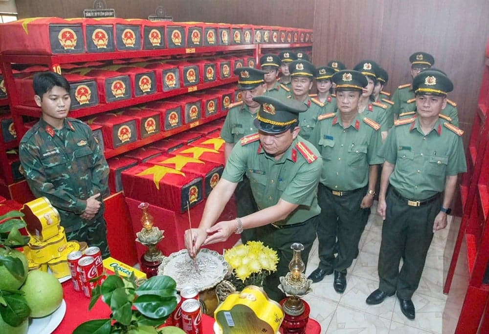 TP.HCM “đón” thêm 8 Anh hùng liệt sĩ trở về