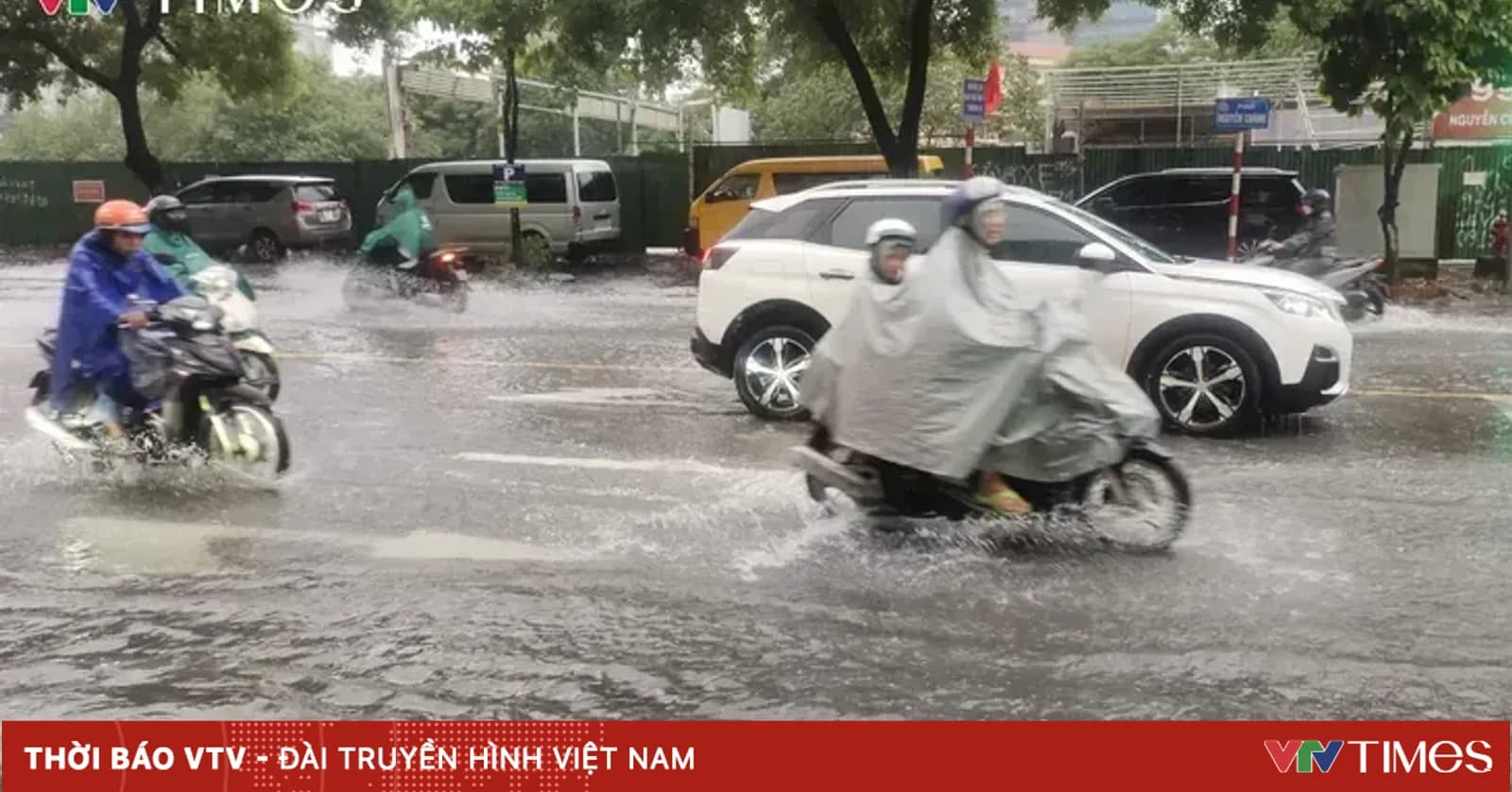 Hanoi warns of tornadoes, lightning, and hail; Dong Nai River water levels reach alert level 2.